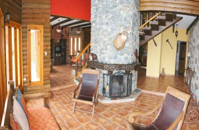 Rancho Las Guazaras sala con chimenea